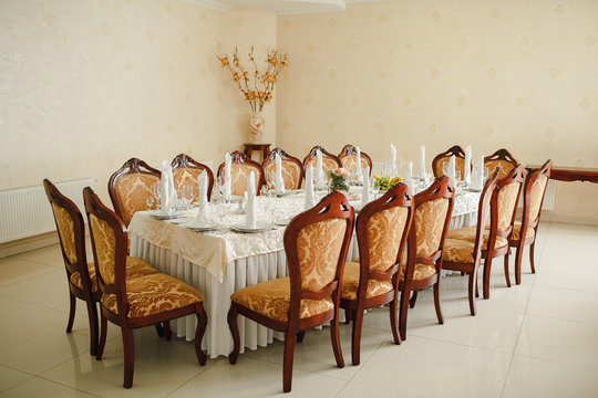 Dizain of a guest room with natural wood chairs.