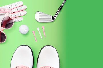 Golfequipment für Damen auf Untergrund in grün von oben