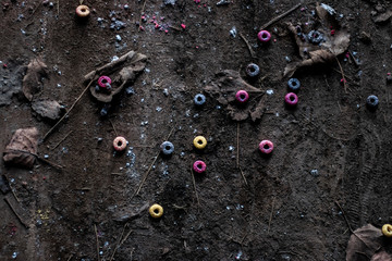Cereales de colores en el suelo.