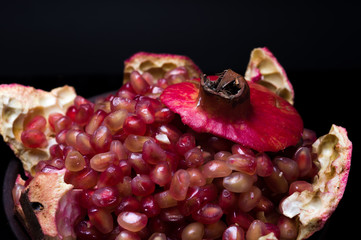 Cut the garnet into slices. Bowl with pomegranate seeds.