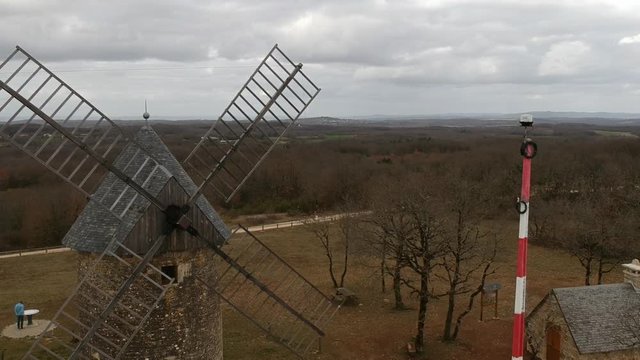 Gignac (Lot - France) - Moulin &agrave; vent