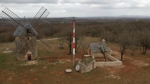Gignac (Lot - France) - Moulin &agrave; vent