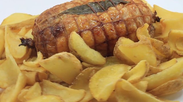 fritto misto di patate fast food e arrosto di vitello