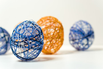 Osterdekoration Eier aus Wollfäden