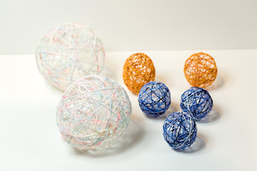 Osterdekoration Eier aus Wollfäden