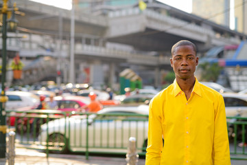 Obraz premium Young bald African businessman in the city streets outdoors