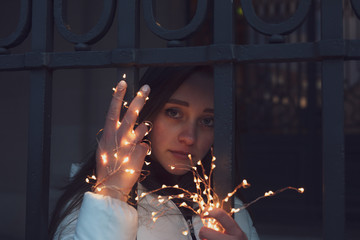 Schönes Mädchen mit Licht in Stadt Berlin beim Spazieren