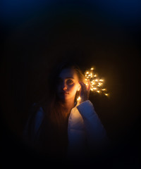 Schönes Mädchen mit Licht in Stadt Berlin beim Spazieren