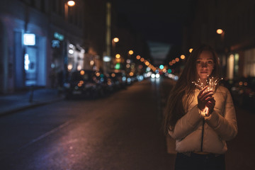 Fototapeta na wymiar Schönes Mädchen mit Licht in Stadt Berlin beim Spazieren