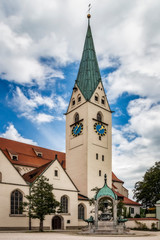 Fototapeta na wymiar Blick auf den St.-Mang-Brunnen und die St.-Mang-Kirche in Kempten im Allgäu