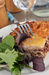 Lasagnes et mélange de salades
