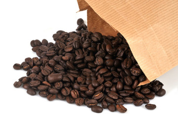 Café en grains torréfié sortant d'un sac en papier