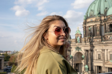 Schöne Frau beim Erkunden der Stadt Berlin