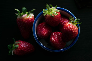 Cenital photography strawberries in a bowl