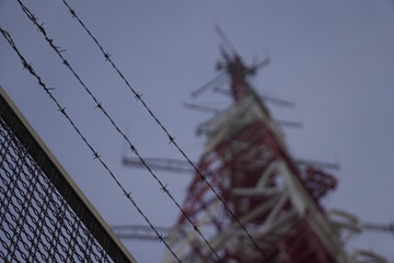 torre con cercado de seguridad con alambre o cable de espino