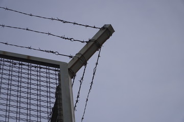 cercado de seguridad o prisión con alambre o cable de espino