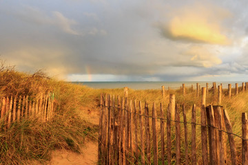 Lever du soleil sur la plage de Blériot plage, dans les hauts de France (avec un arc-en-ciel)