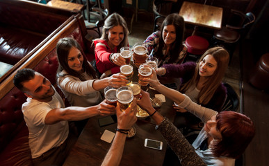 groep mensen vieren in een pub bier drinken