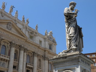 Fototapeta na wymiar Vatikanstadt Statue Petersplatz