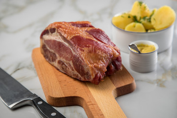 Kassler Nacken, Kohlwurst mit Kartoffeln und Senf auf Marmor Tisch