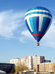 Fototapeta na wymiar the balloon blast off in the city against the blue sky