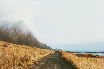 Krajobraz drogi mgliste góry w Norwegii Podróż tle scenerii przyrody spokojny widok mglisty styl minimalny - 254184985