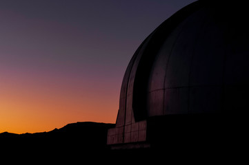 Fototapeta na wymiar Atardece detrás del observatorio