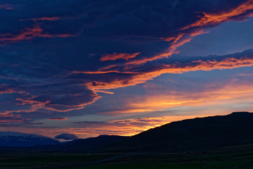 Licht des Sonnenuntergangs färbt die Wolken dramatisch, Island