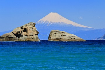 松崎町　雲見海岸の牛着岩と富士山