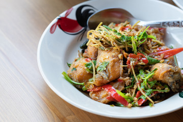  Stir deep fried fish with spicy herbs