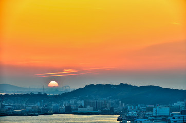 Fototapeta premium 関門海峡に沈む夕陽