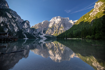 Obraz na płótnie Canvas Der Pragser Wildsee in den Dolomiten mit blauem Himmel