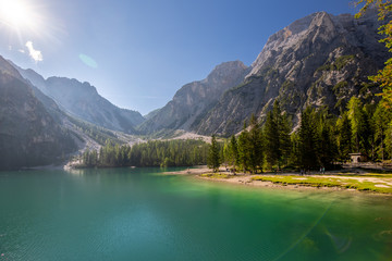 Fototapeta na wymiar Der Pragser Wildsee in den Dolomiten mit blauem Himmel