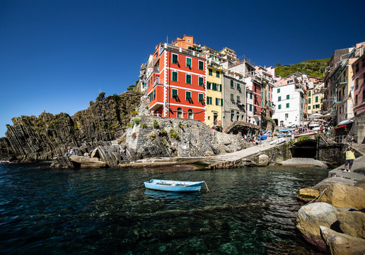 die Bucht von Riomaggiore am Mittelmeer bei strahlend blauem Himmel