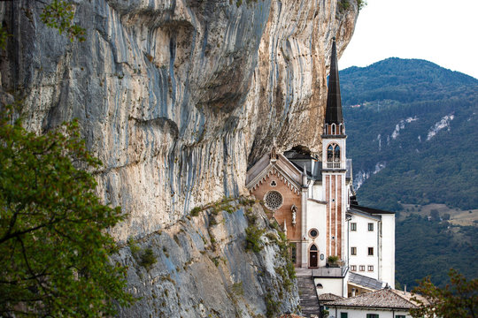 Madonna della corona Kloster im Steilhang in Italien