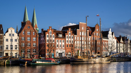 Fototapeta premium Wenitzufer Panorama Hansestadt Lübeck sonnig HD