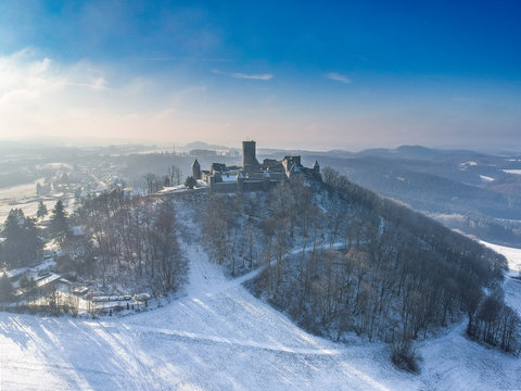 Burg auf einem berg in sch&ouml;ner Winterlandschaft aus der Luft