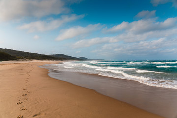 Strand von St. Lucia in Südafrika mit starkem Wellengang auf dem indischen Ozean