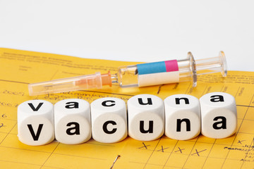 vacunar; vacuna escrito con dados