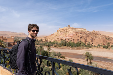 Touriste &agrave; A&iuml;t Ben Haddou au Maroc