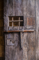 Puerta antigua con gran cerradura de metal.