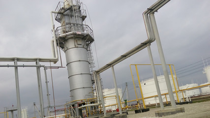 Furnace for heating oil at the refinery