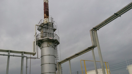 Furnace for heating oil at the refinery