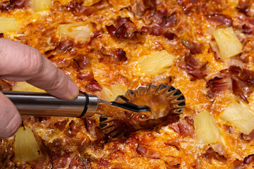 Cortando una pizza italiana.