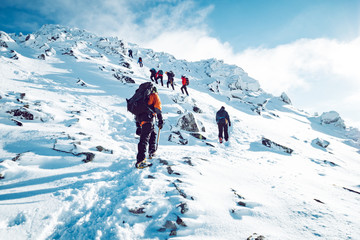 Een groep klimmers die in de winter een berg beklimt