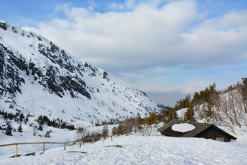 Fototapeta na wymiar piękny zimowy krajobraz, górskie schronisko