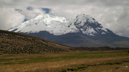 Fototapeta na wymiar Volcan Antisana, volcanos del Ecuador, montana emblematica de la cordillera de los Andes