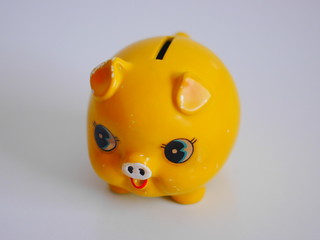黄色いブタの貯金箱