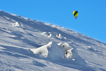 Balon nad górami, piękny zimowy krajobraz, Sudety
