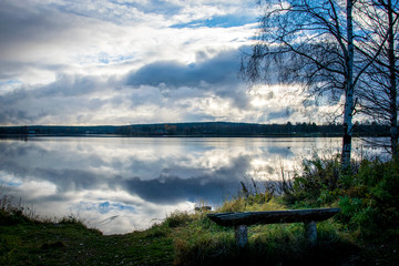 reflet du ciel dans le fleuve Kemijoki à Rovaniemi Laponie Finlandaise